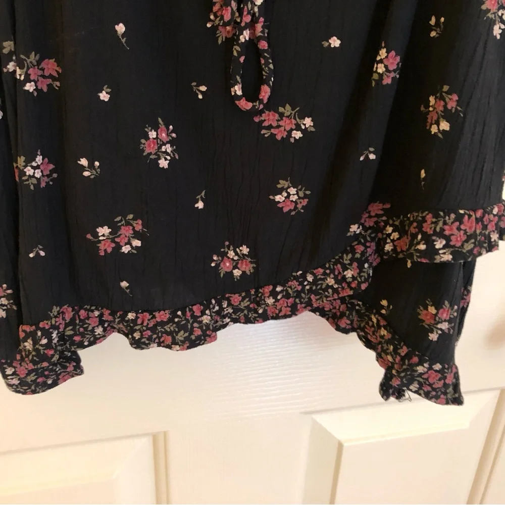 American Eagle Outfitters Black Floral Cami with Asymmetrical Hem - X-Small - Picture 4 of 4